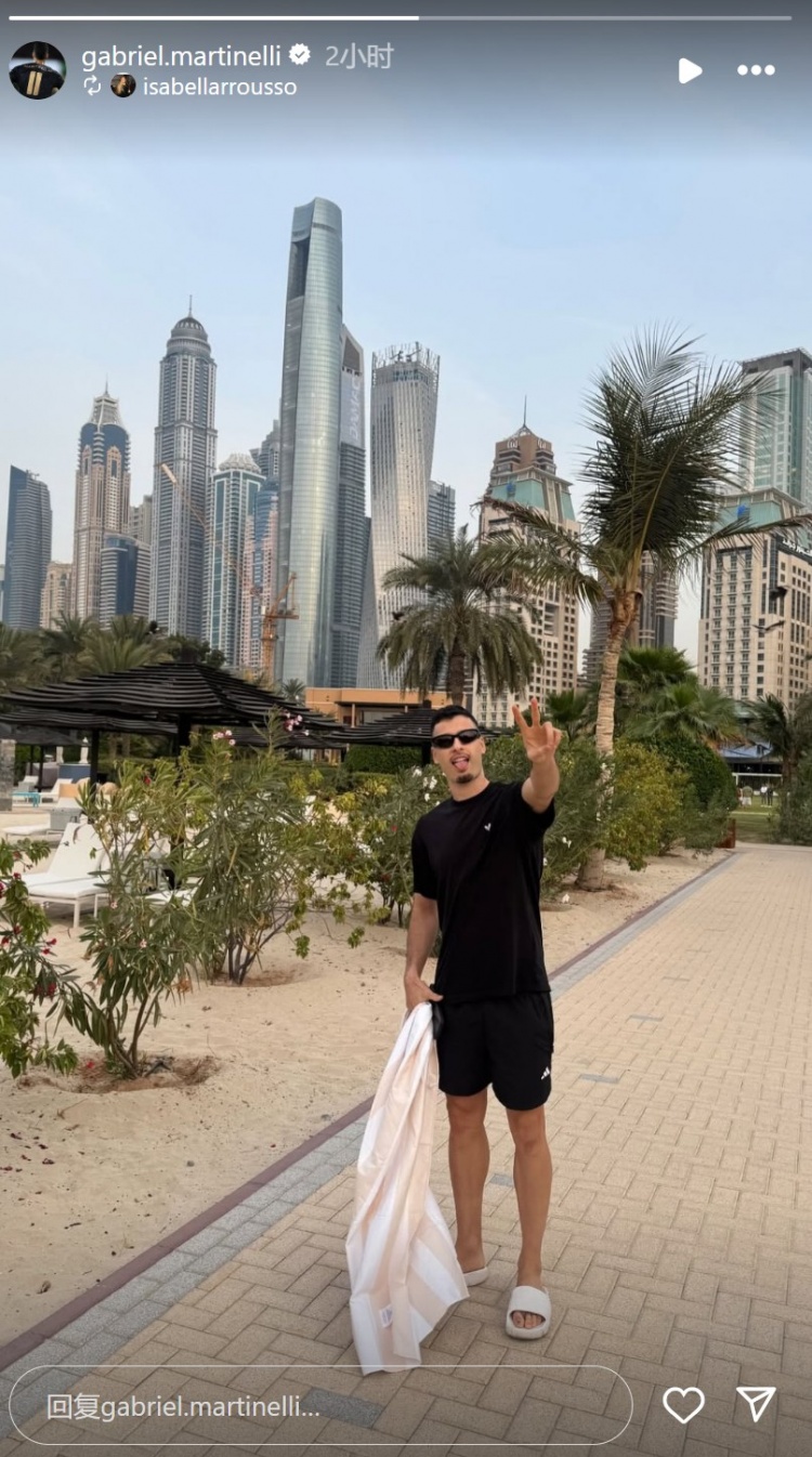 輕松愜意!馬丁內利社媒曬出自己在海邊沙灘休閑照