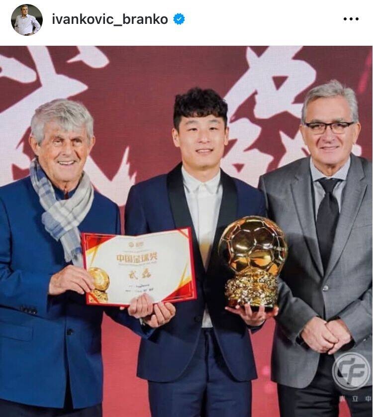  出席中國金球獎頒獎儀式，伊萬(wàn)曬與武磊、米盧同框照片