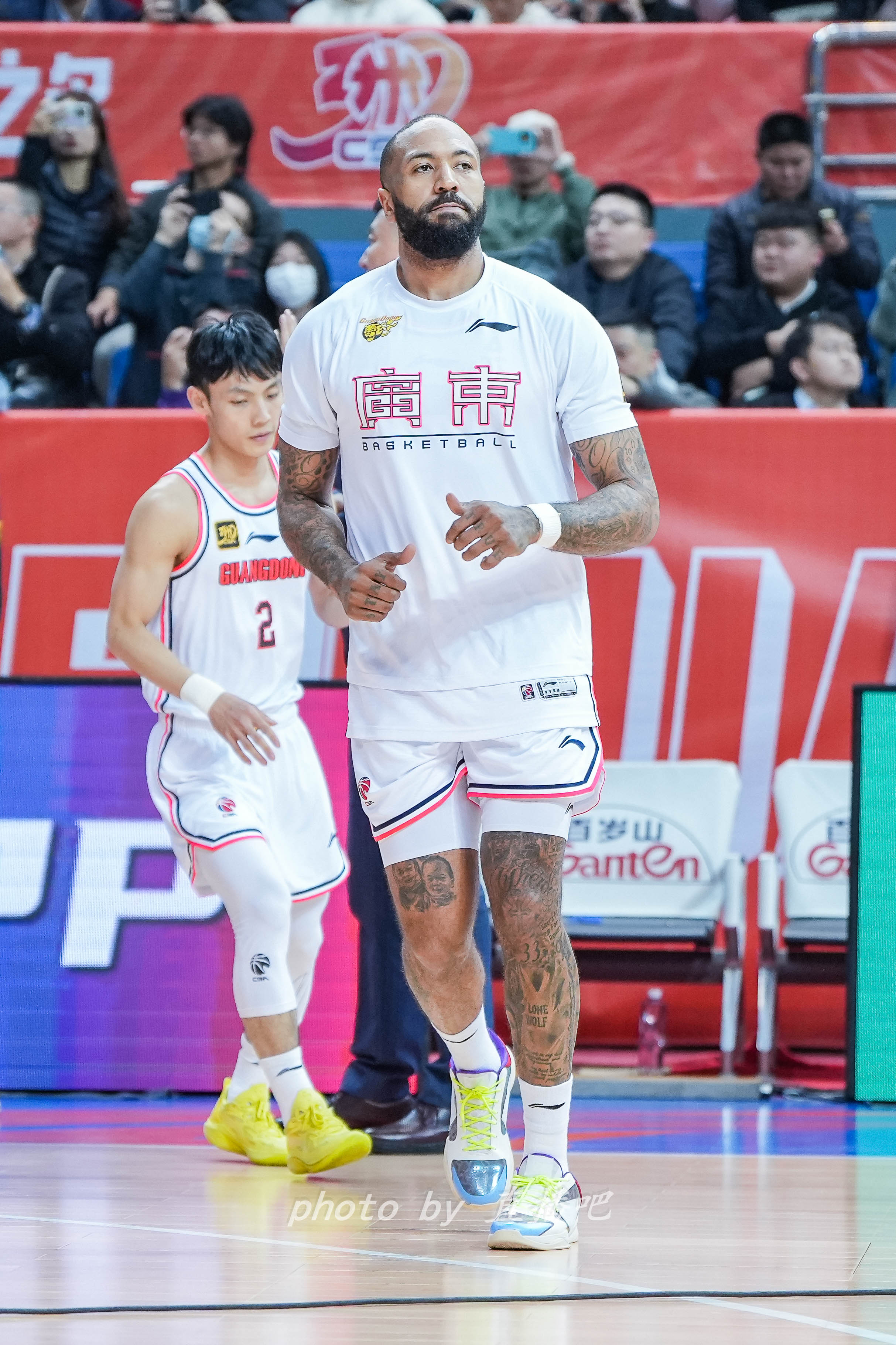 打得不錯!36歲吉倫沃特原本的第三外援卻成廣東男籃的真大腿