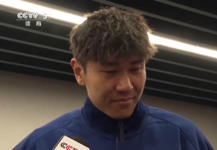  鐵漢柔情！三鎮球員劉奕鳴探望患病小球迷時(shí)哽咽