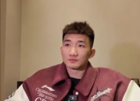 咋形容你和王博的關(guān)系?孫銘徽:像家人 他訓練&生活中很照顧我們