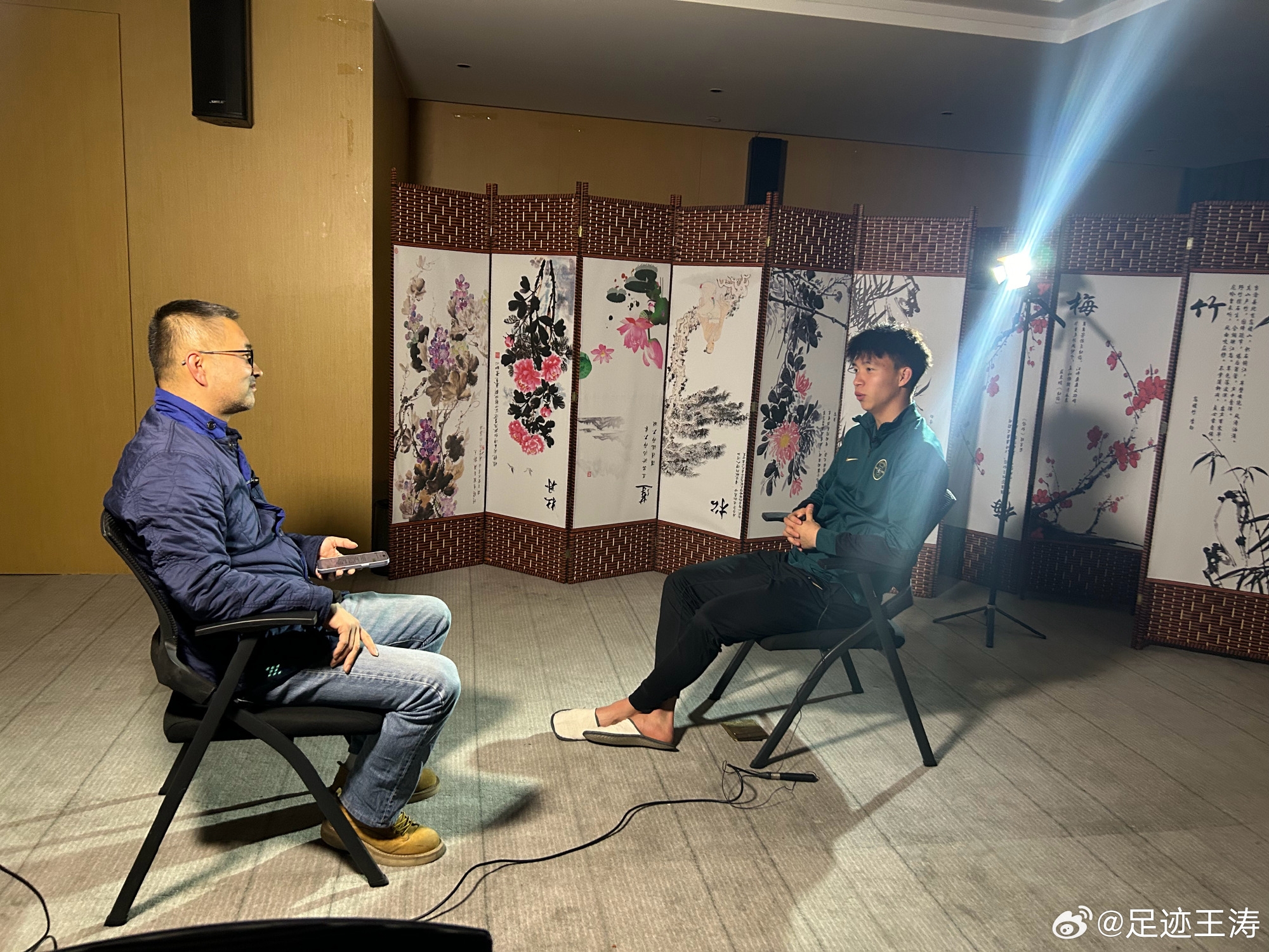  記者：王鈺棟視韋世豪為偶像&想加他微信，現進(jìn)了國足不知加到?jīng)]