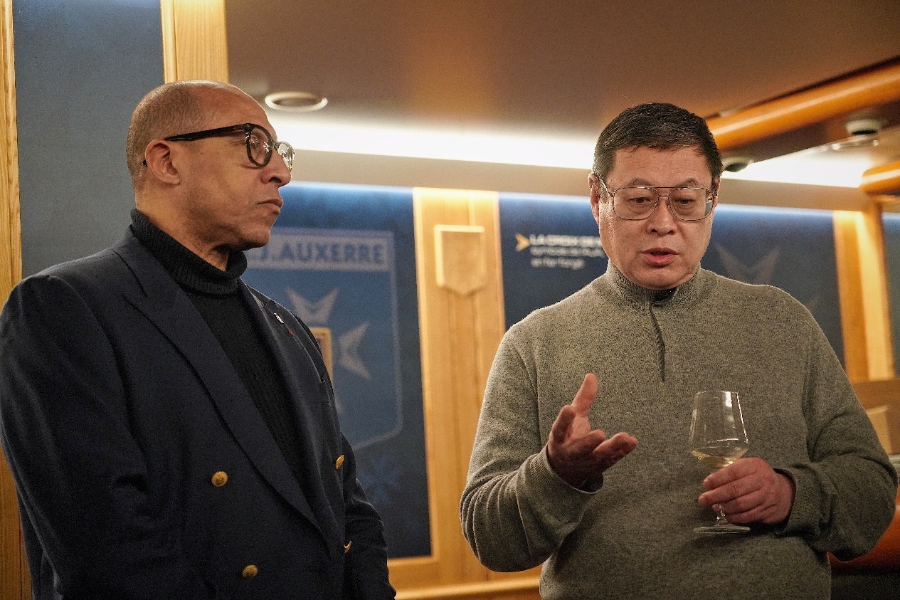  法國足協(xié)主席迪亞洛做客歐塞爾，并與董事會(huì )主席周云杰會(huì )晤