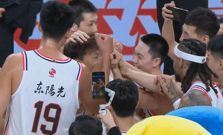  淚目！賽后廣東隊將趙睿圍在中間碰拳