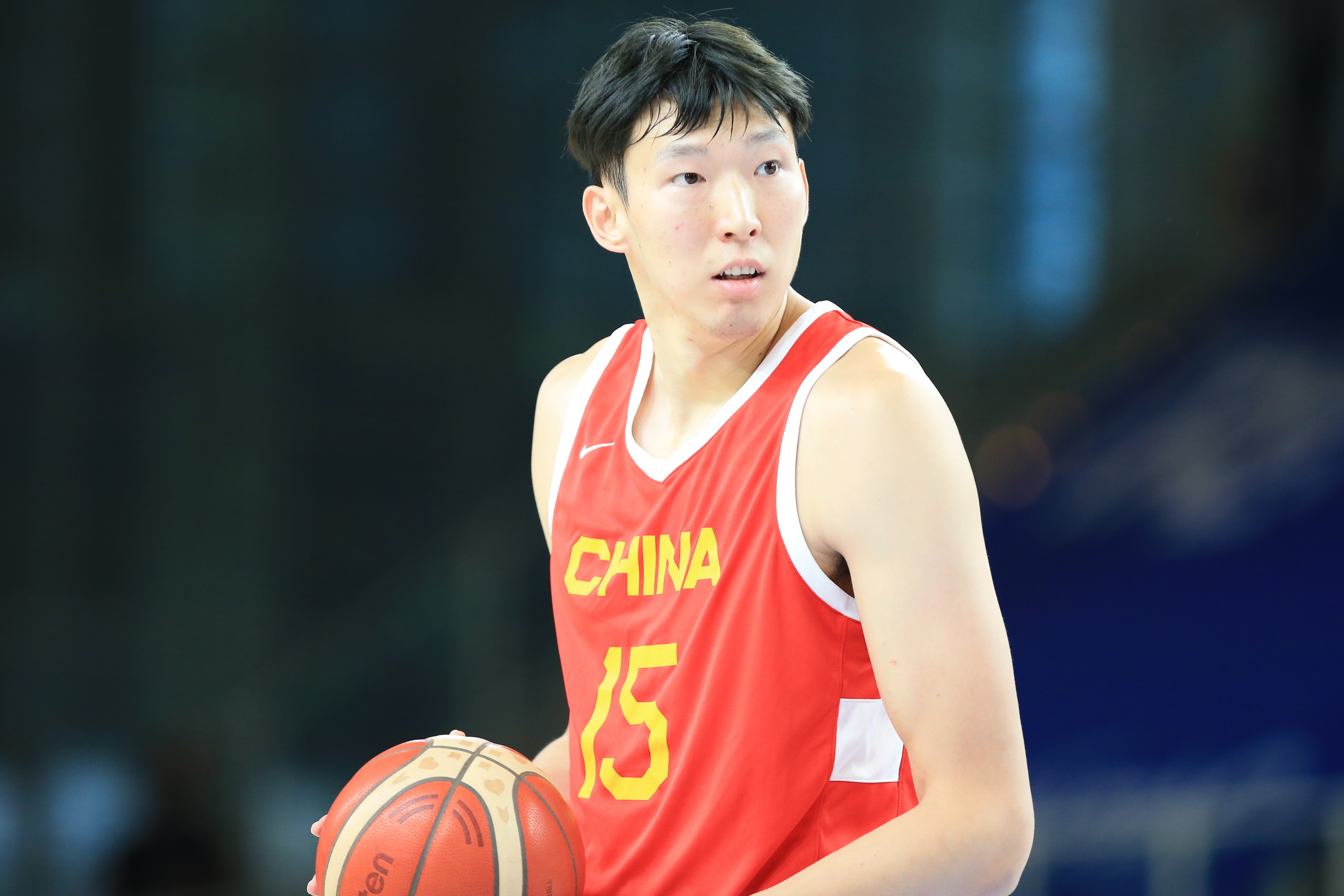  打得不錯！周琦攻防建樹(shù) 半場(chǎng)4投2中得到5分3板1斷1帽0失誤