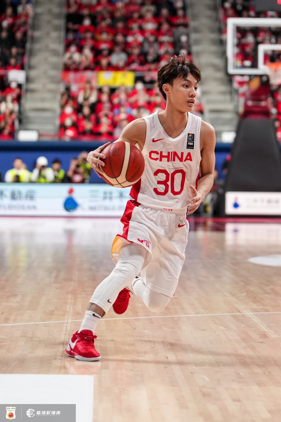  中國男籃戰日本男籃首發(fā)：徐杰 趙睿 朱俊龍 曾凡博 周琦！