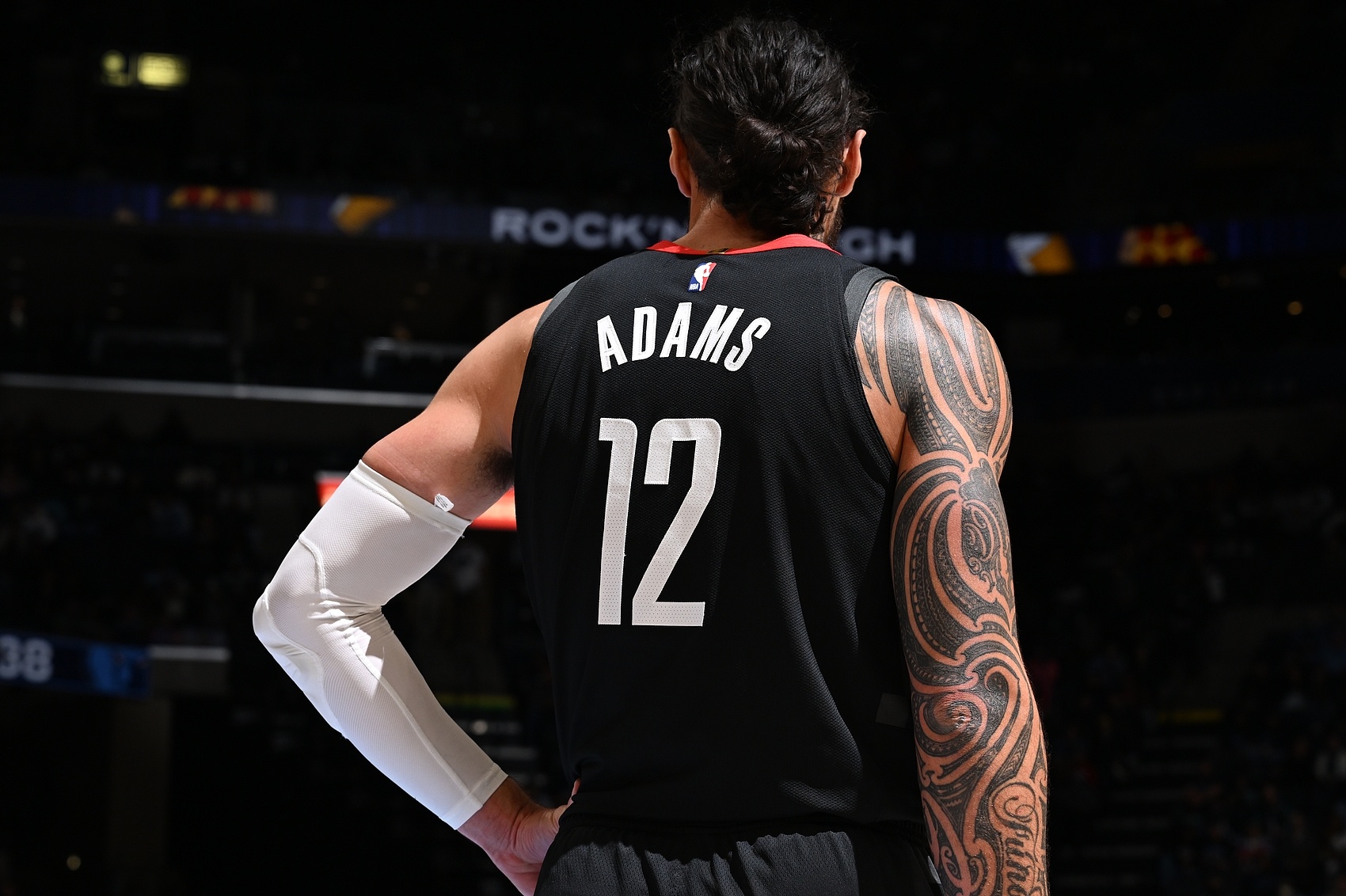 亞當斯:適應能力在NBA很重要 我和申京組合的化學(xué)反應很不錯