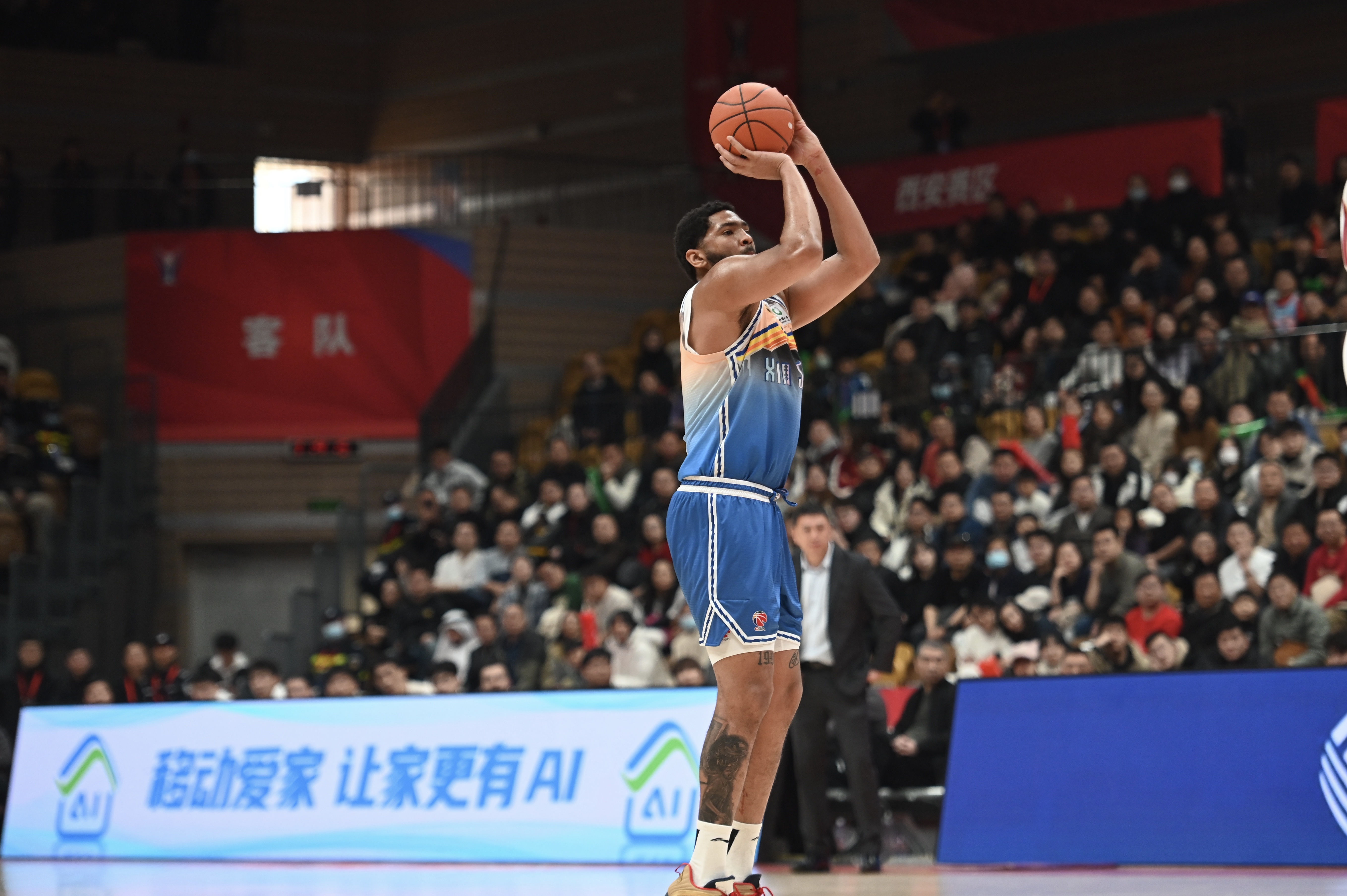  手感火熱！勞森半場(chǎng)7中6高效砍下17分5籃板 首節15分