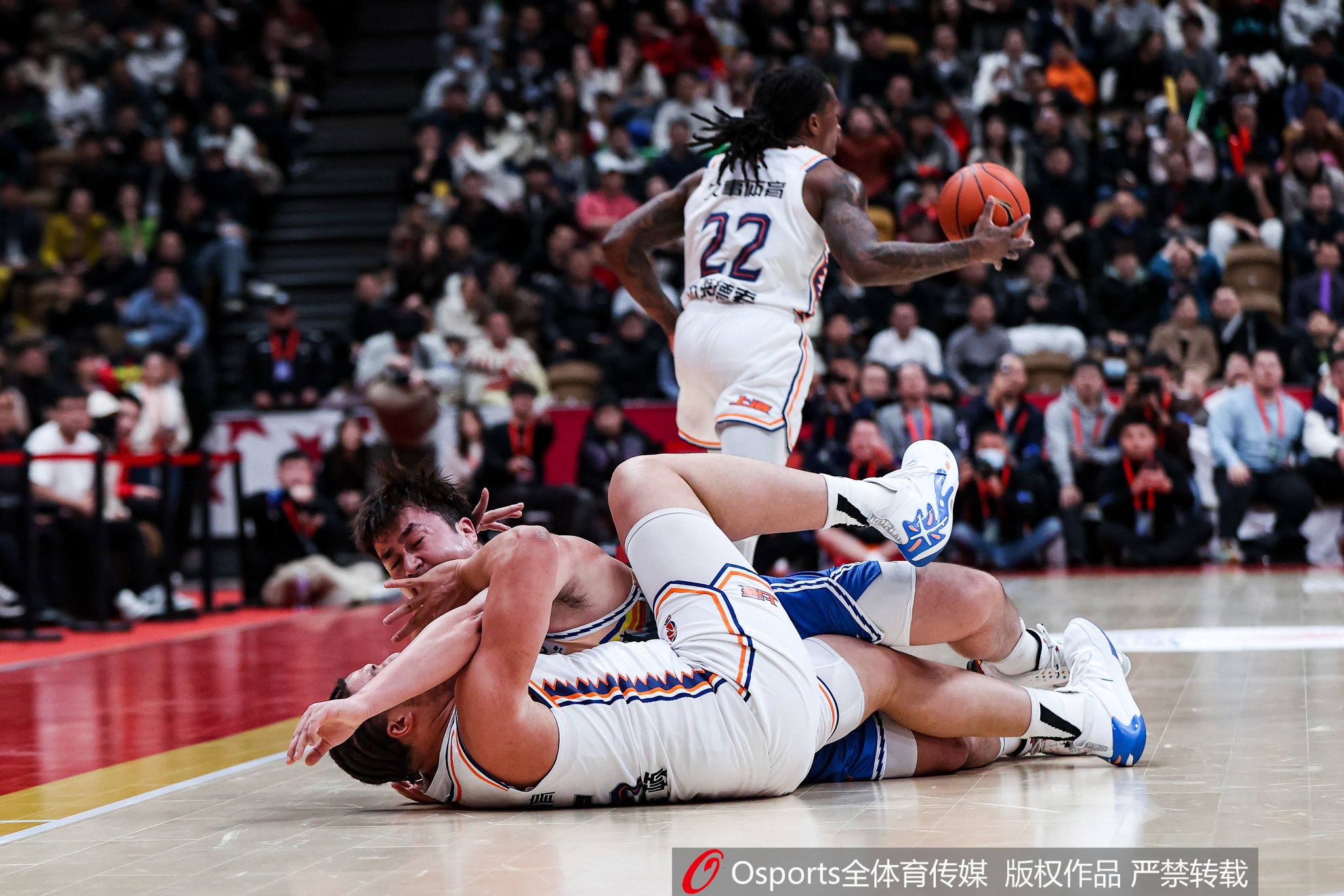 洛夫頓點(diǎn)名艾孜麥提:笑死 這哥們就不是來(lái)打籃球 來(lái)打橄欖球的吧