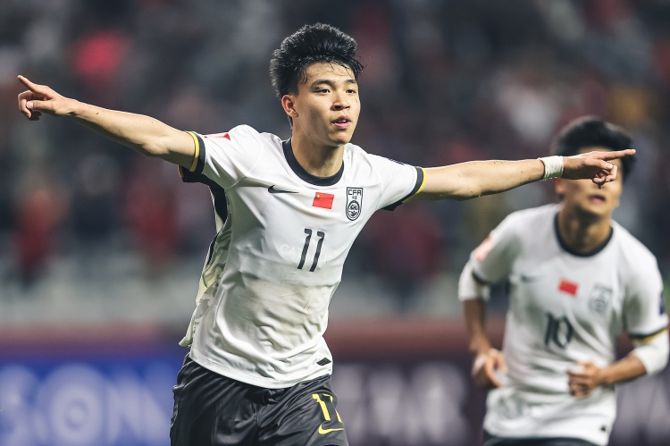 北青體育:18歲“跳級生”王鈺棟有望進(jìn)入國足客戰沙特名單!